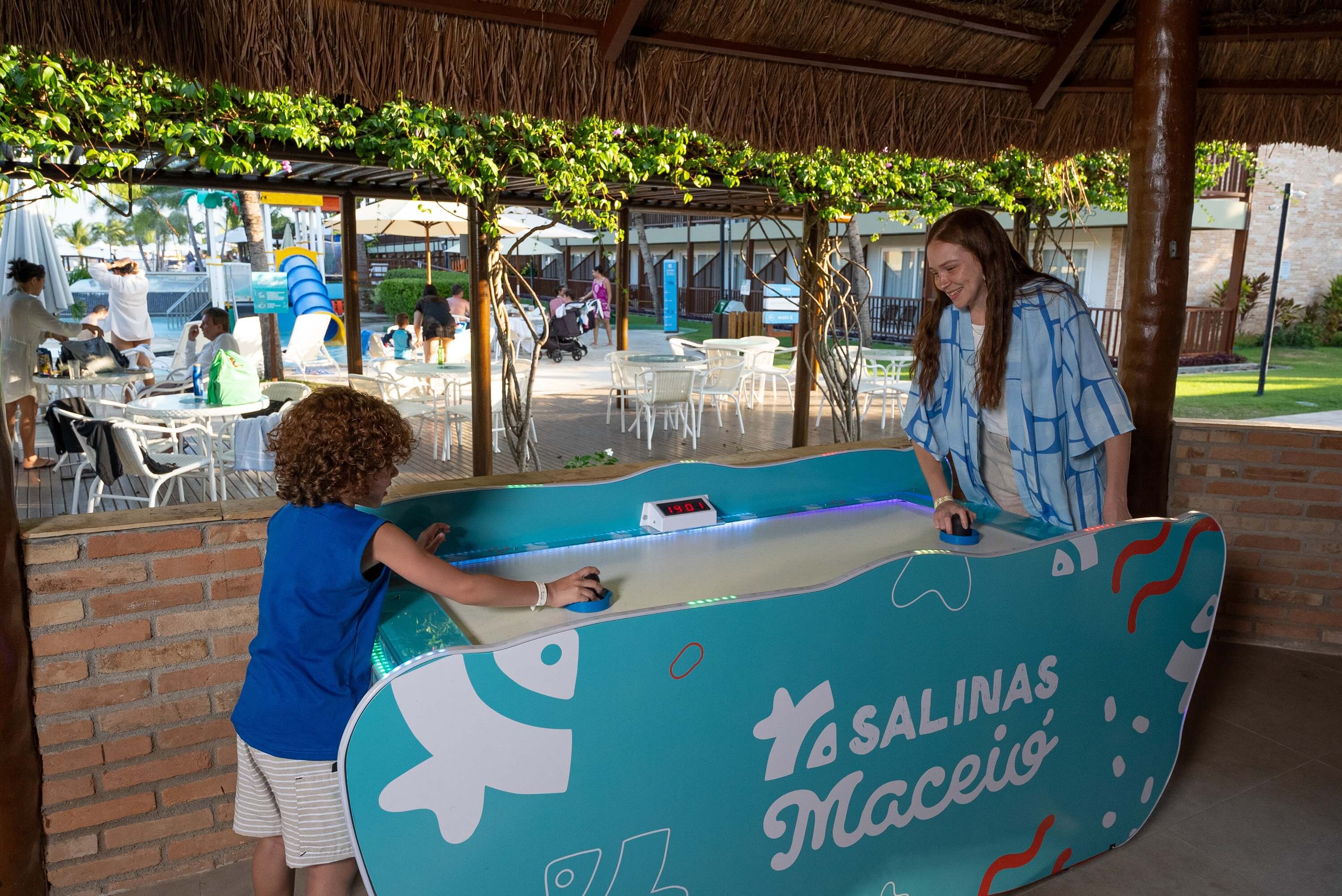 Mãe e filho brincando de totó no clubinho do Siri, no Salinas Maceió.